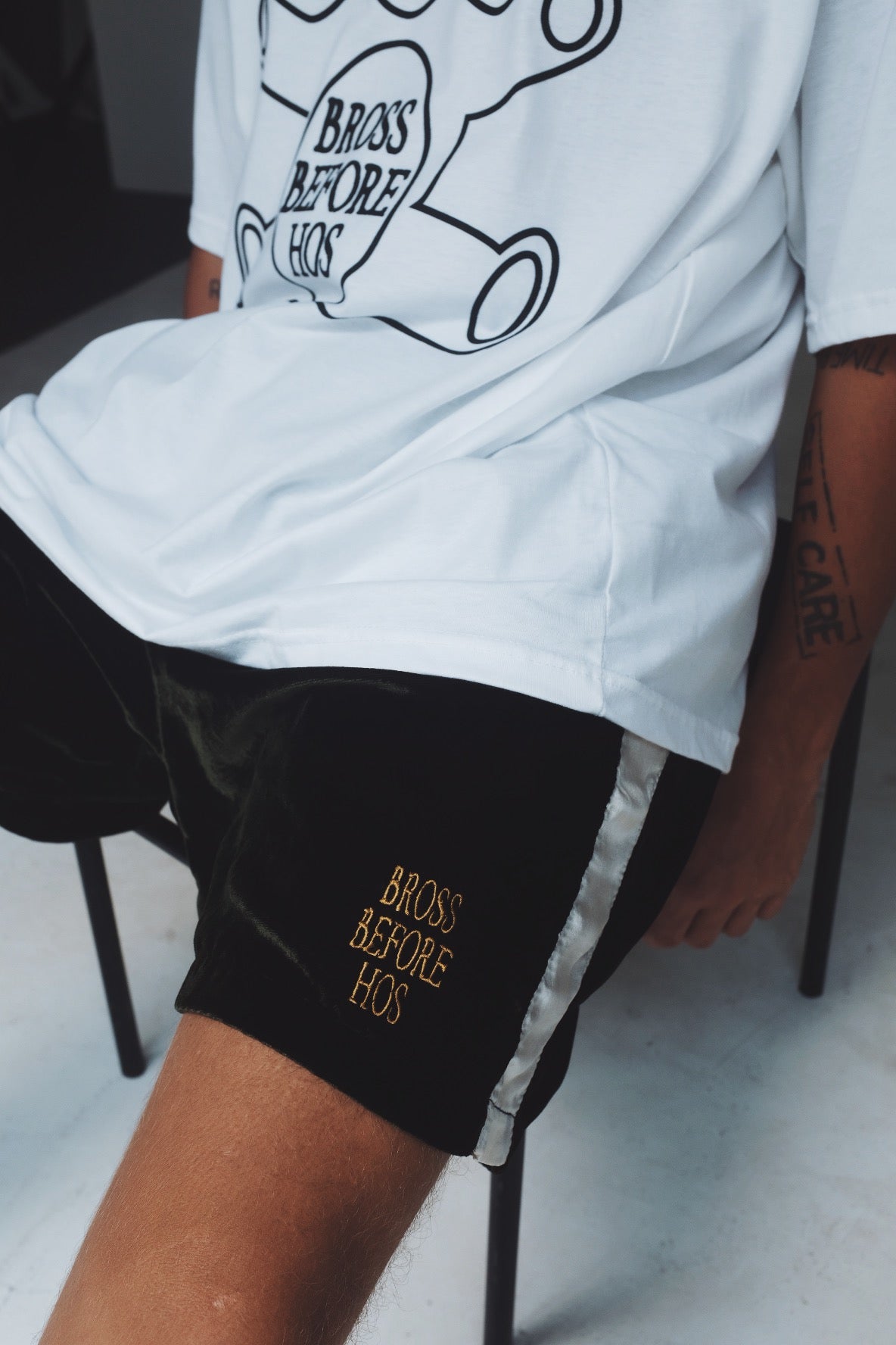 White cotton T-shirt with a bear print from Bross Before Hos Boutique, featuring a casual fit and soft fabric.