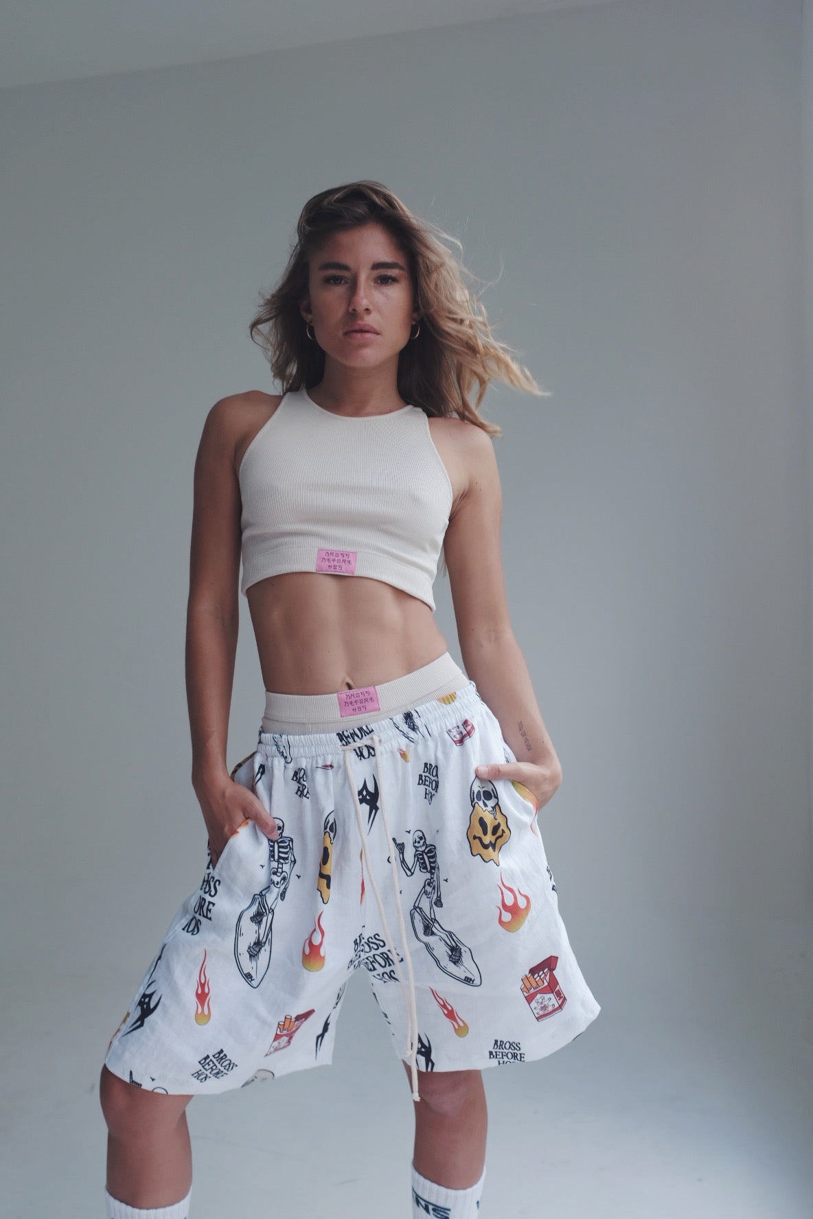 White BROSS BEFORE HOS BOUTIQUE straight fit linen printed shorts shown on a model, featuring a relaxed, casual style.