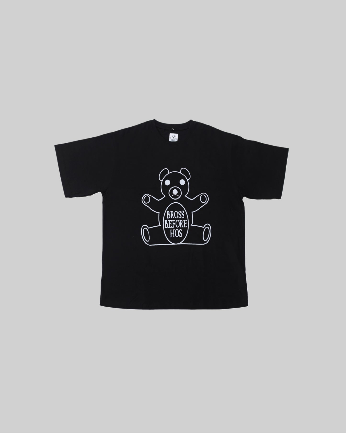White cotton T-shirt with bear print from Bross Before Hos Boutique, featuring a casual fit and playful animal graphic.