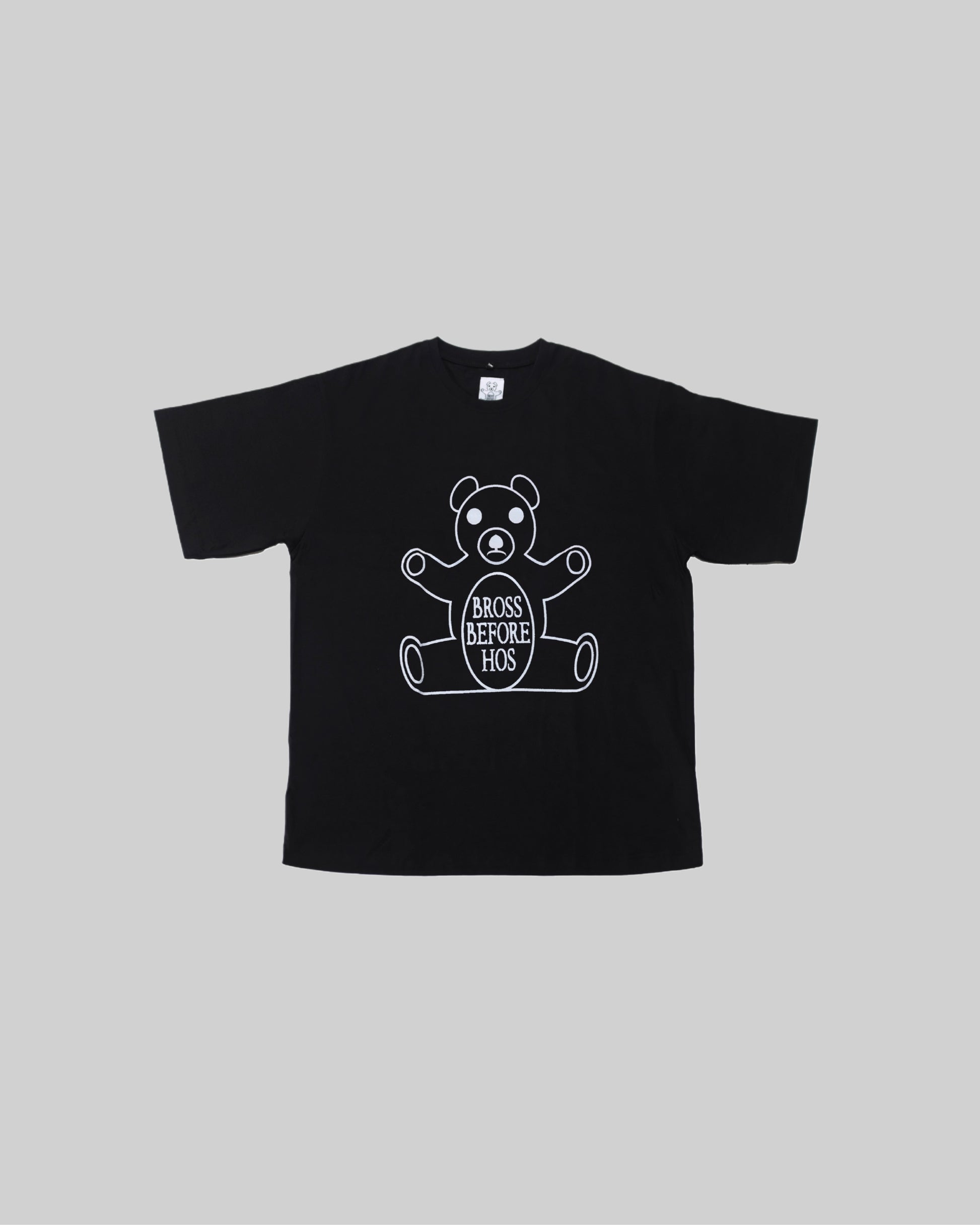 White cotton T-shirt with bear print from Bross Before Hos Boutique, featuring a casual fit and playful animal graphic.