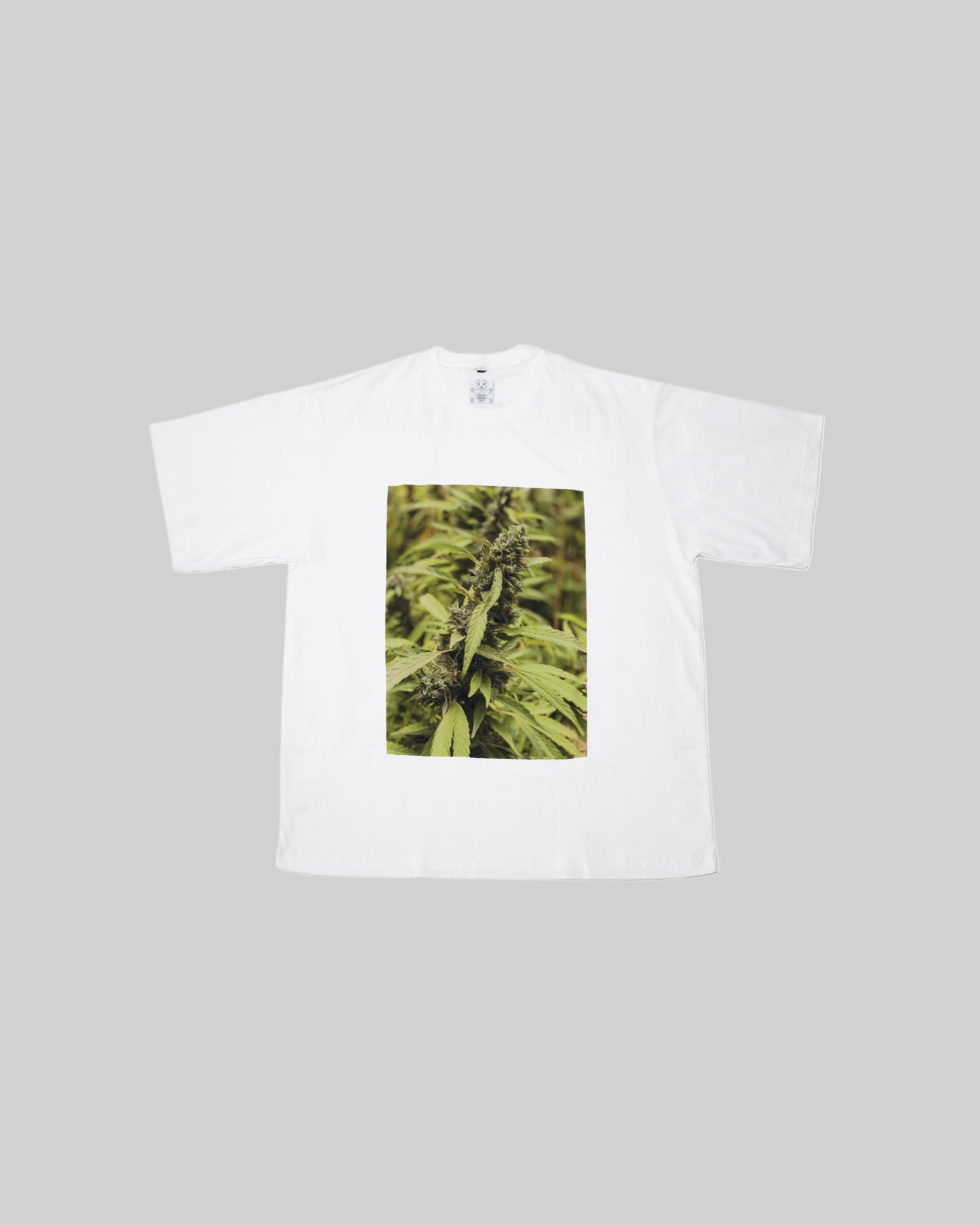 Cotton T-shirt with plant print from Bross Before Hos Boutique, featuring a comfortable fit and botanical design.