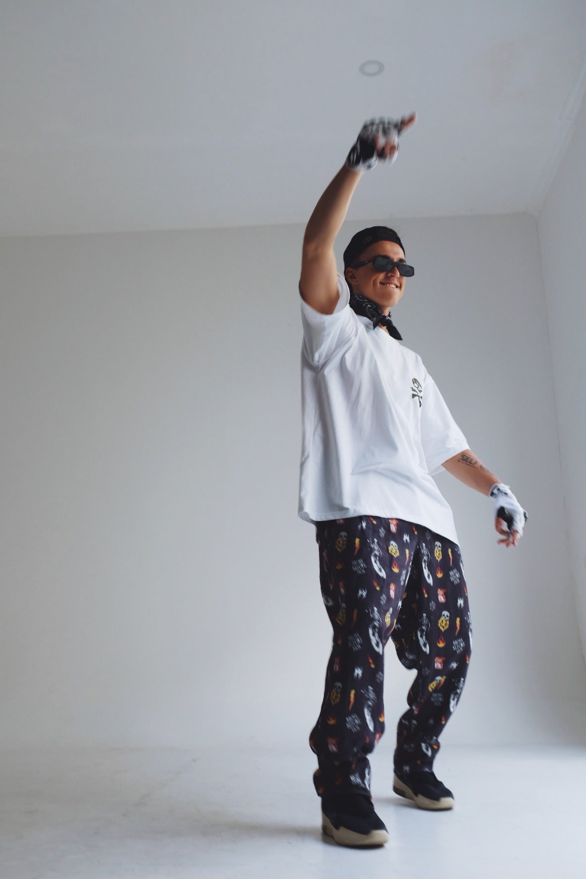 Relaxed fit linen printed pants in black from Bross Before HOS Boutique, featuring comfortable, stylish design and lightweight fabric.