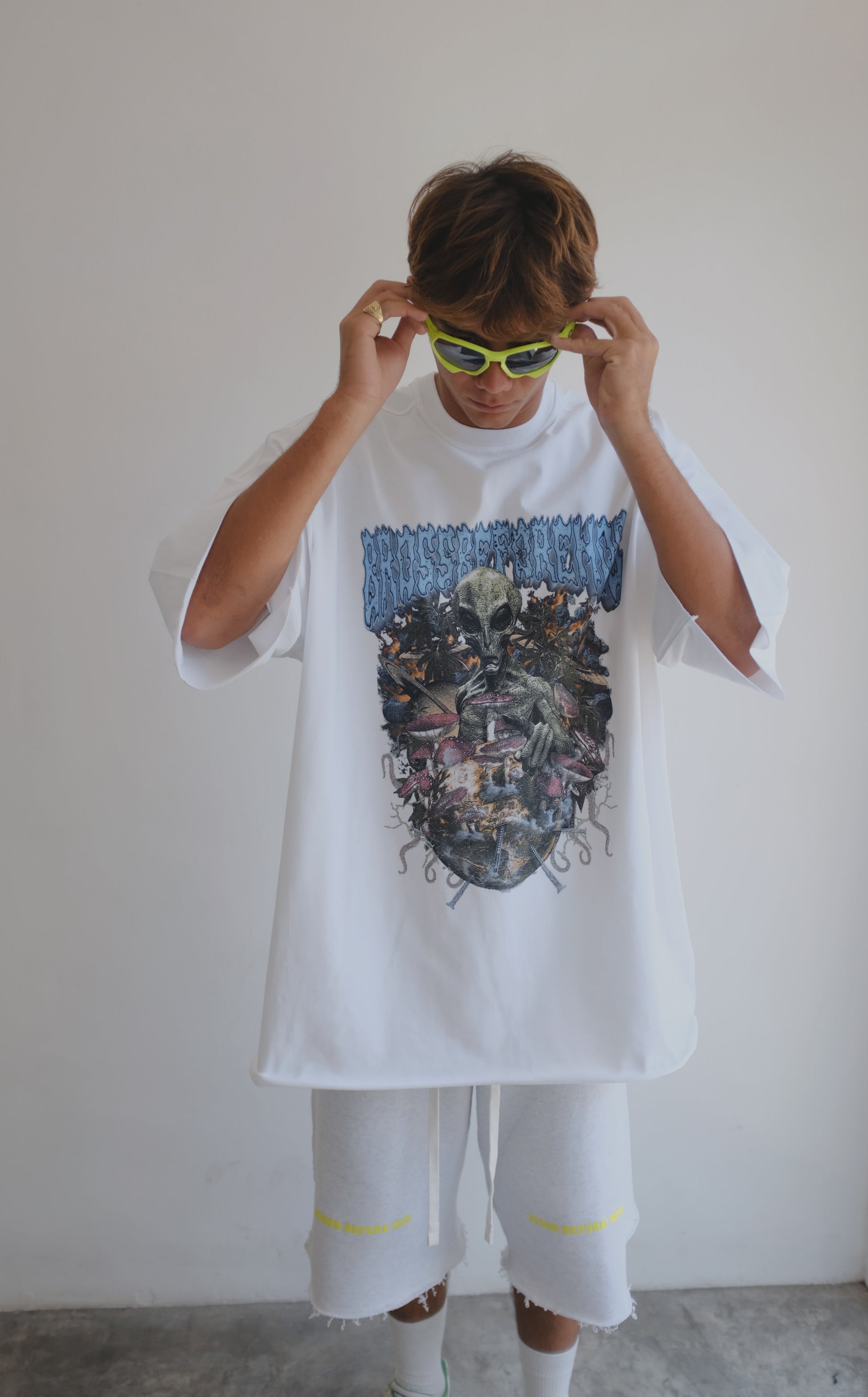 Black BROSS BEFORE HOS BOUTIQUE T-shirt with colorful alien print and crew neckline, casual and trendy style.