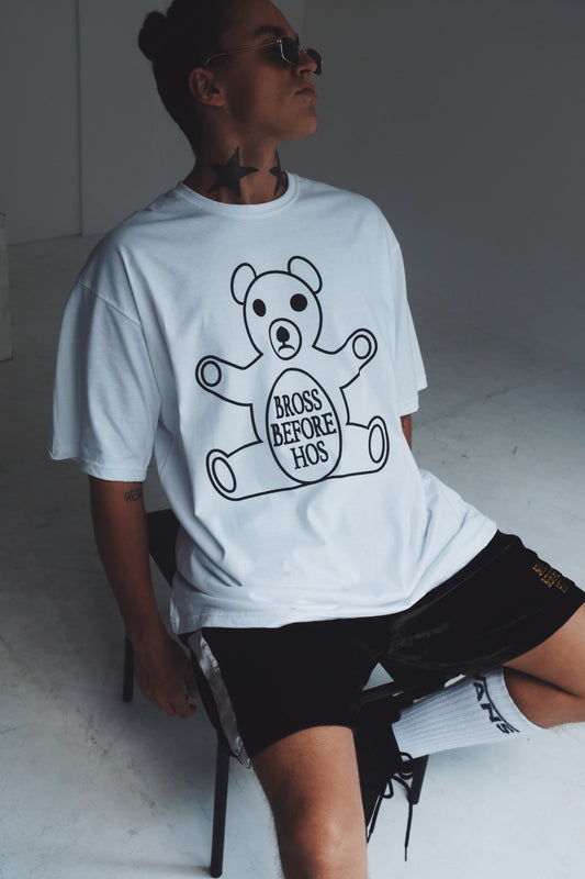 White cotton T-shirt with bear print from Bross Before Hos Boutique, featuring a casual fit and soft fabric.