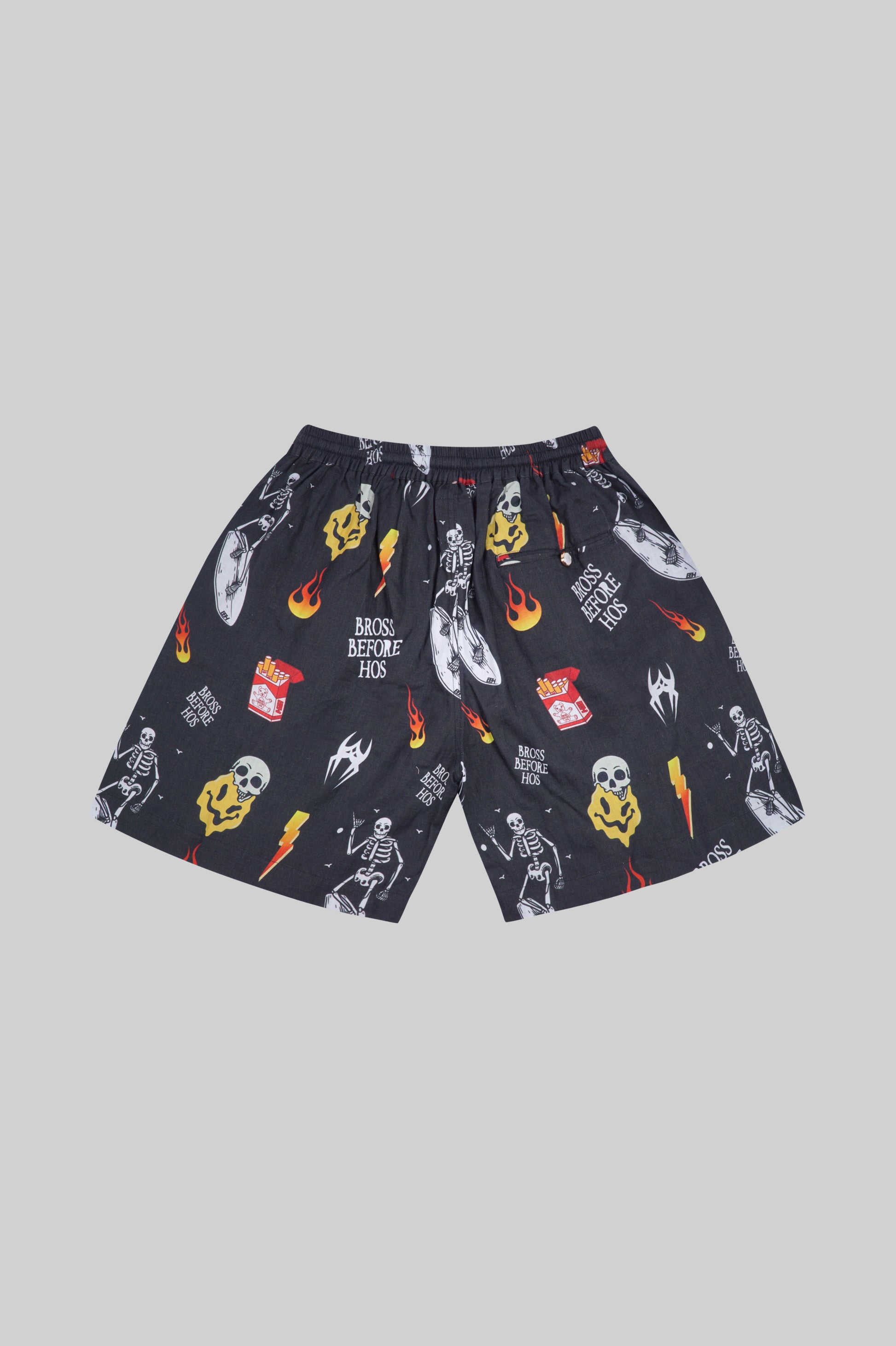 Light beige linen shorts with printed design from BROSS BEFORE HOS BOUTIQUE, casual pants with a relaxed fit.