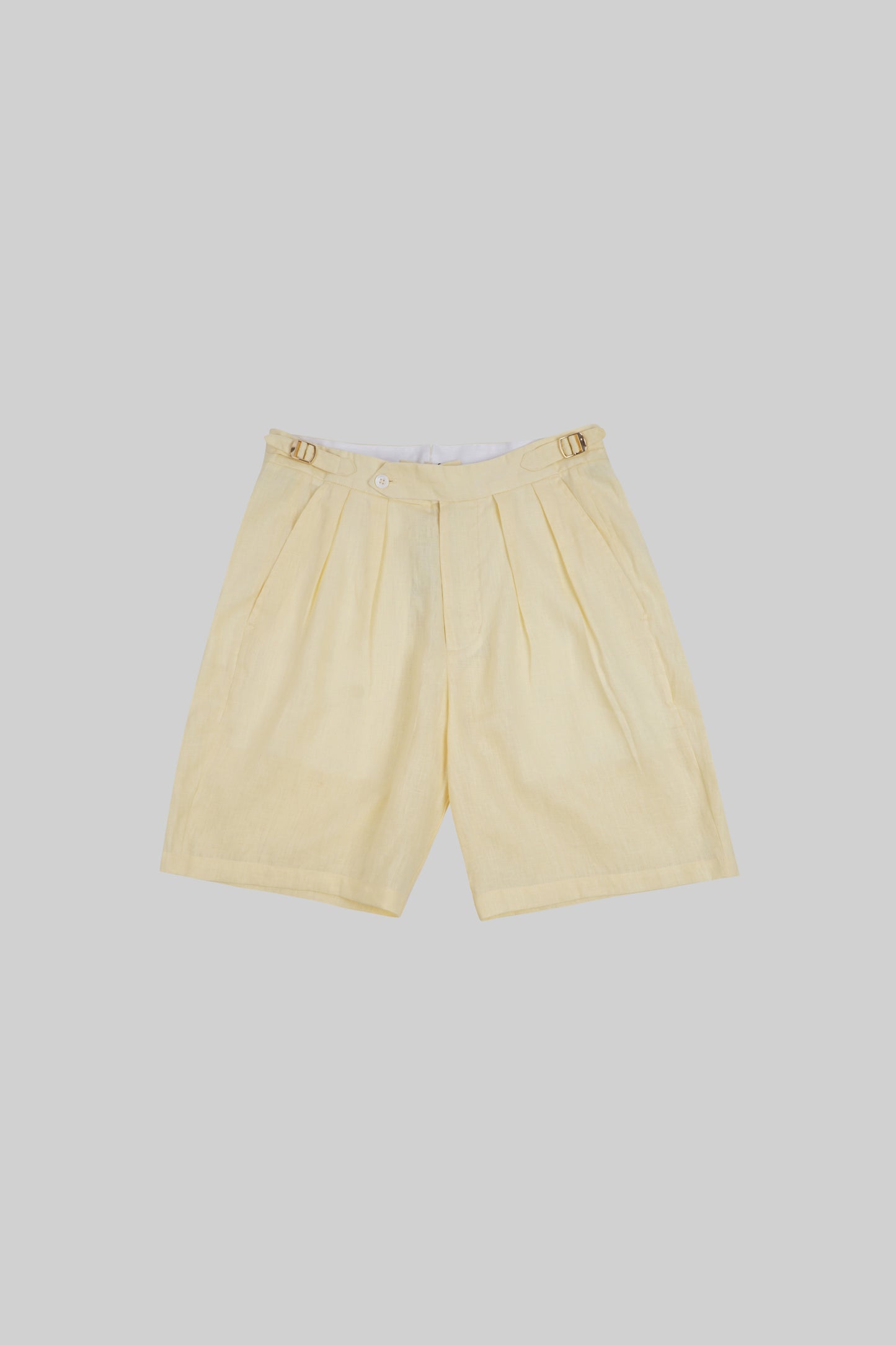 Light beige linen shorts from Bross Before H Os Boutique, featuring a relaxed fit and casual style for warm weather.