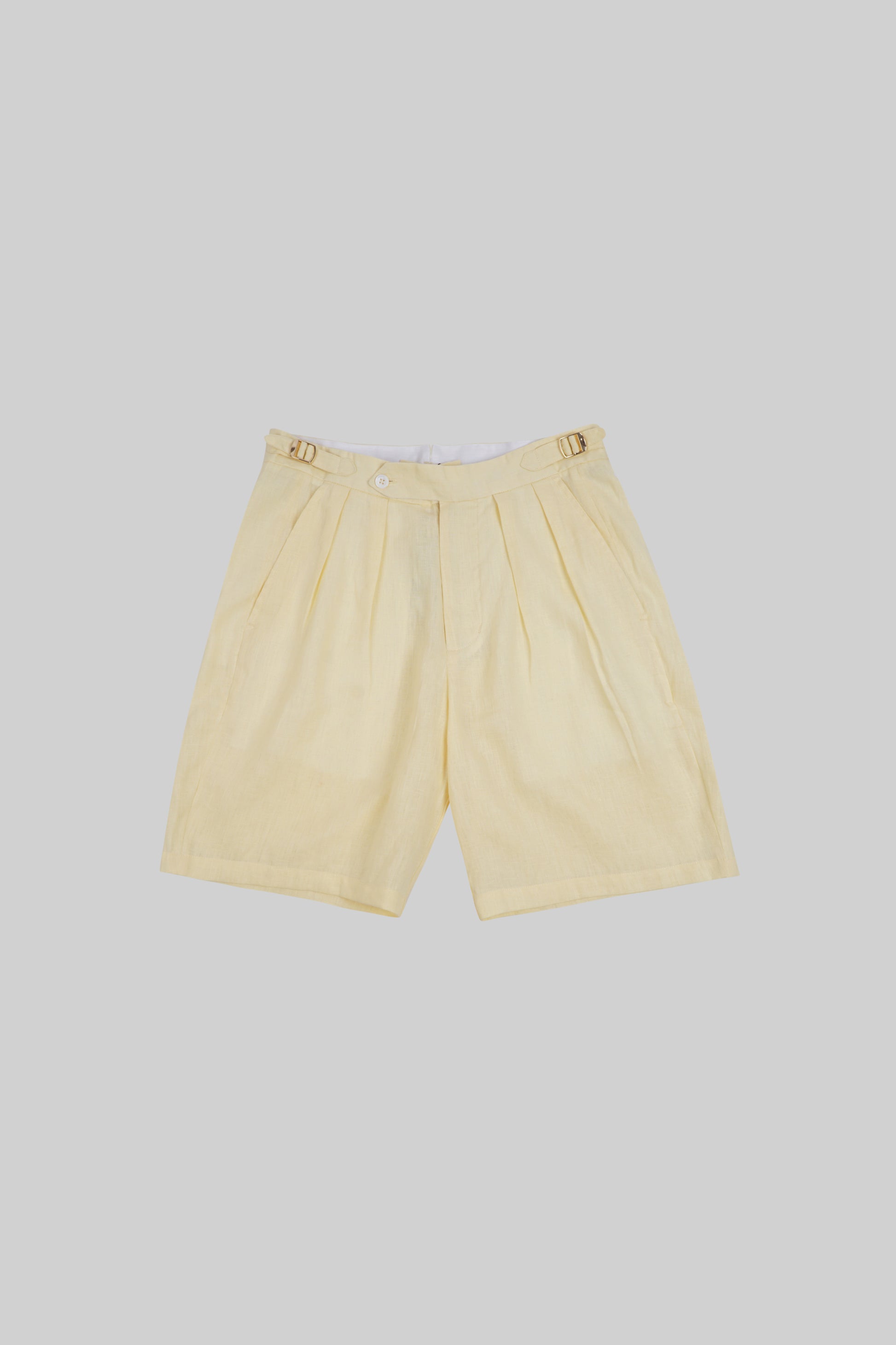 Light beige linen shorts from Bross Before H Os Boutique, featuring a relaxed fit and casual style for warm weather.