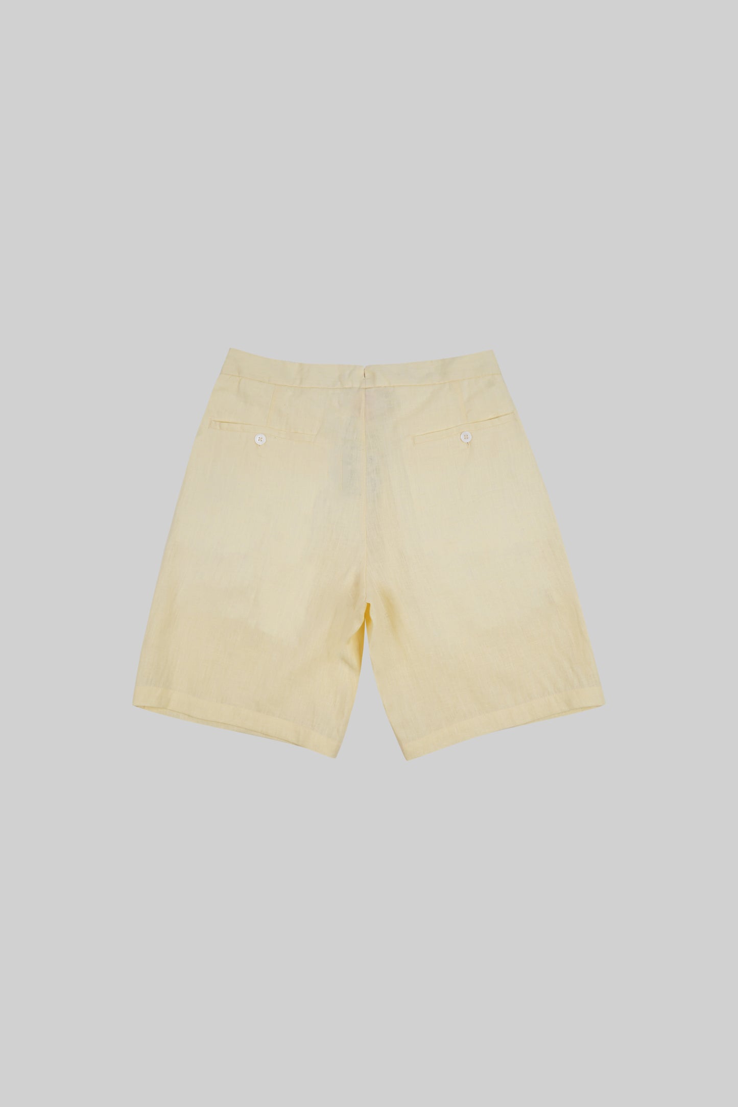 Light beige linen shorts from Bross Before HOS Boutique, featuring a relaxed fit and casual style.