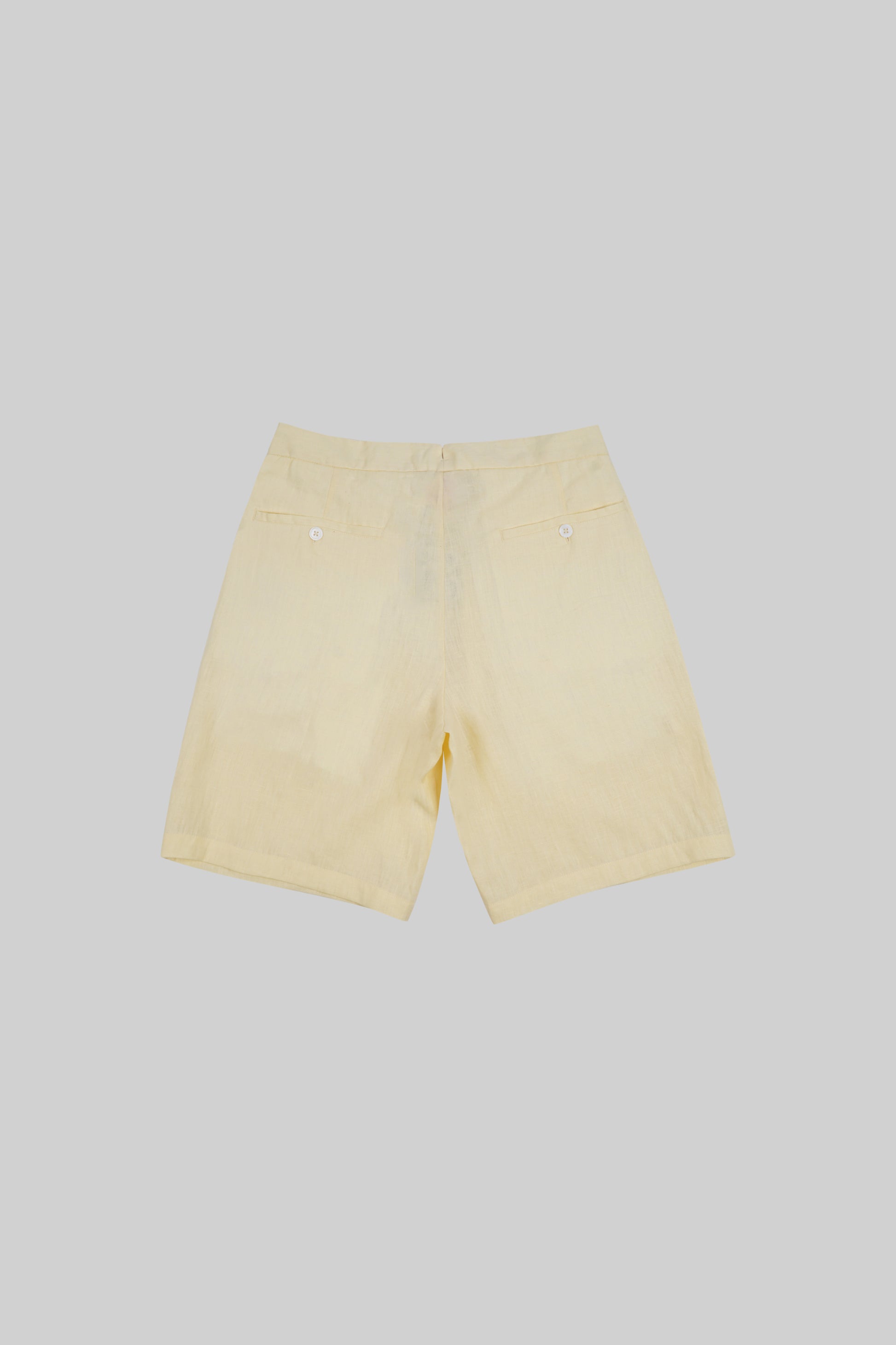 Light beige linen shorts from Bross Before HOS Boutique, featuring a relaxed fit and casual style.