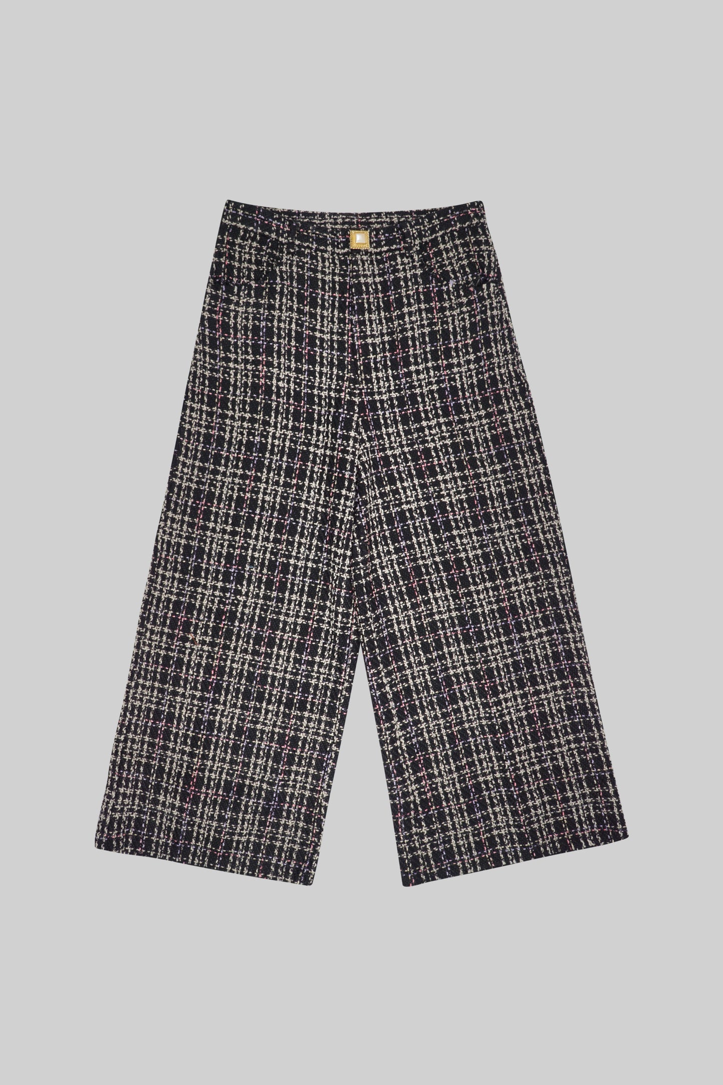 BROSS BEFORE HOS BOUTIQUE twill pants in a relaxed fit with a neutral color, shown on a model.