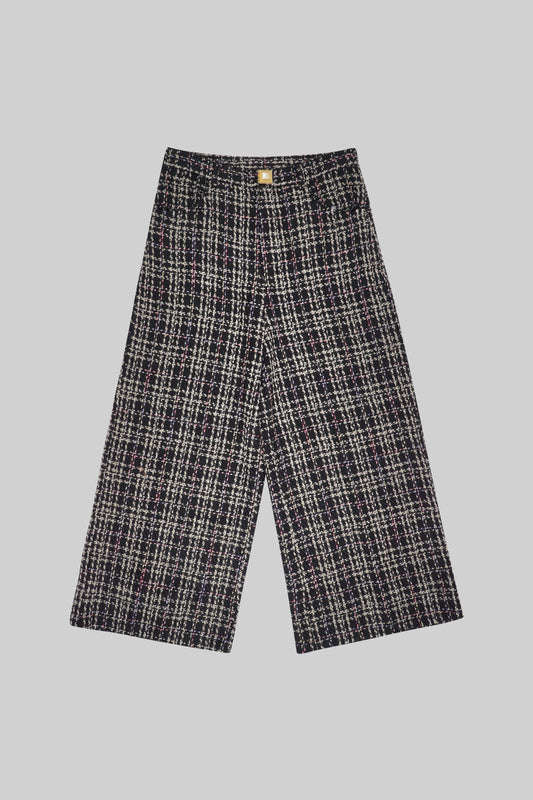 BROSS BEFORE HOS BOUTIQUE twill pants in a relaxed fit with a neutral color, shown on a model.