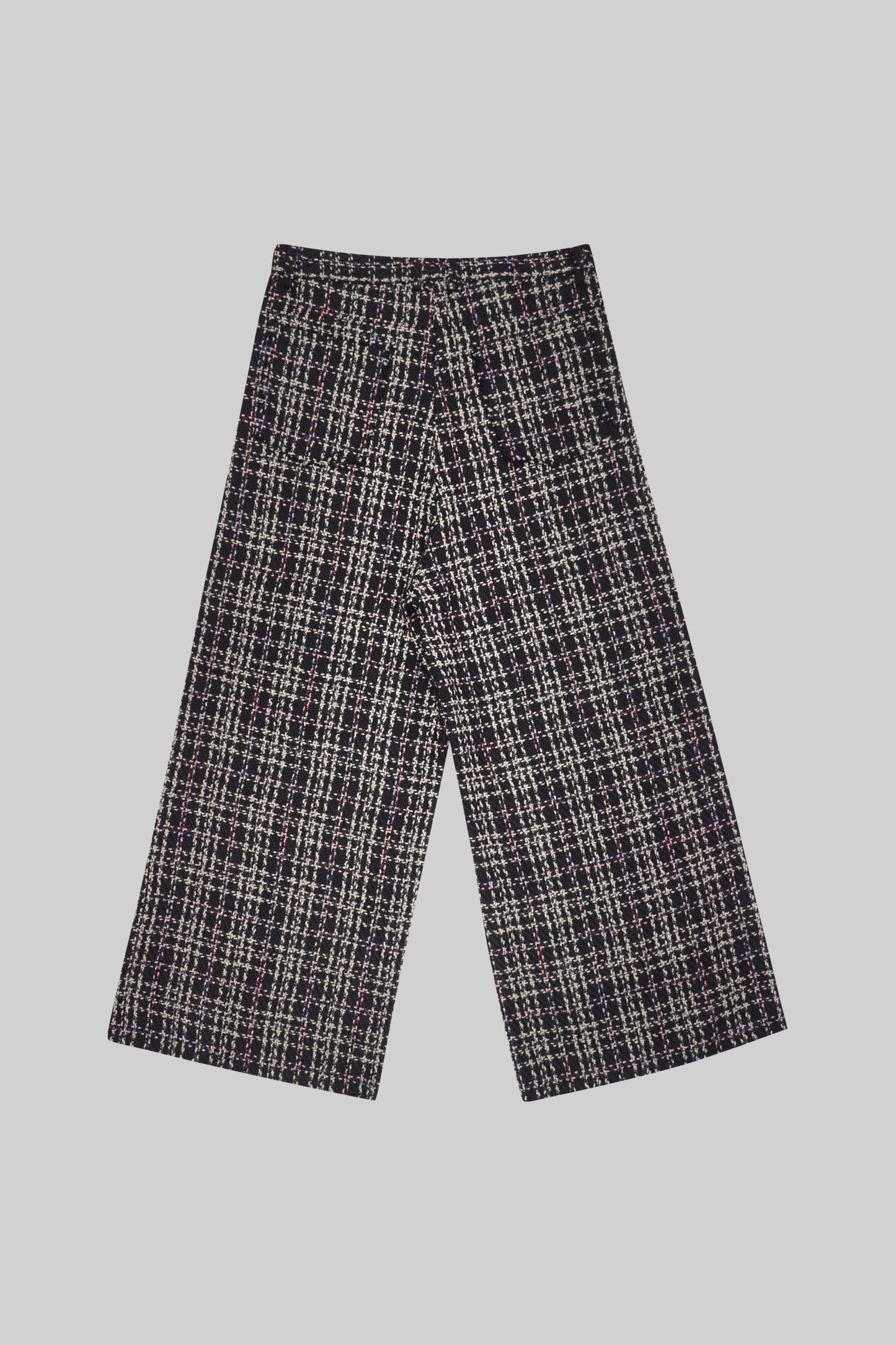 BROSS BEFORE HOS BOUTIQUE twill pants featuring a relaxed fit, front pockets, and classic design in neutral tones.