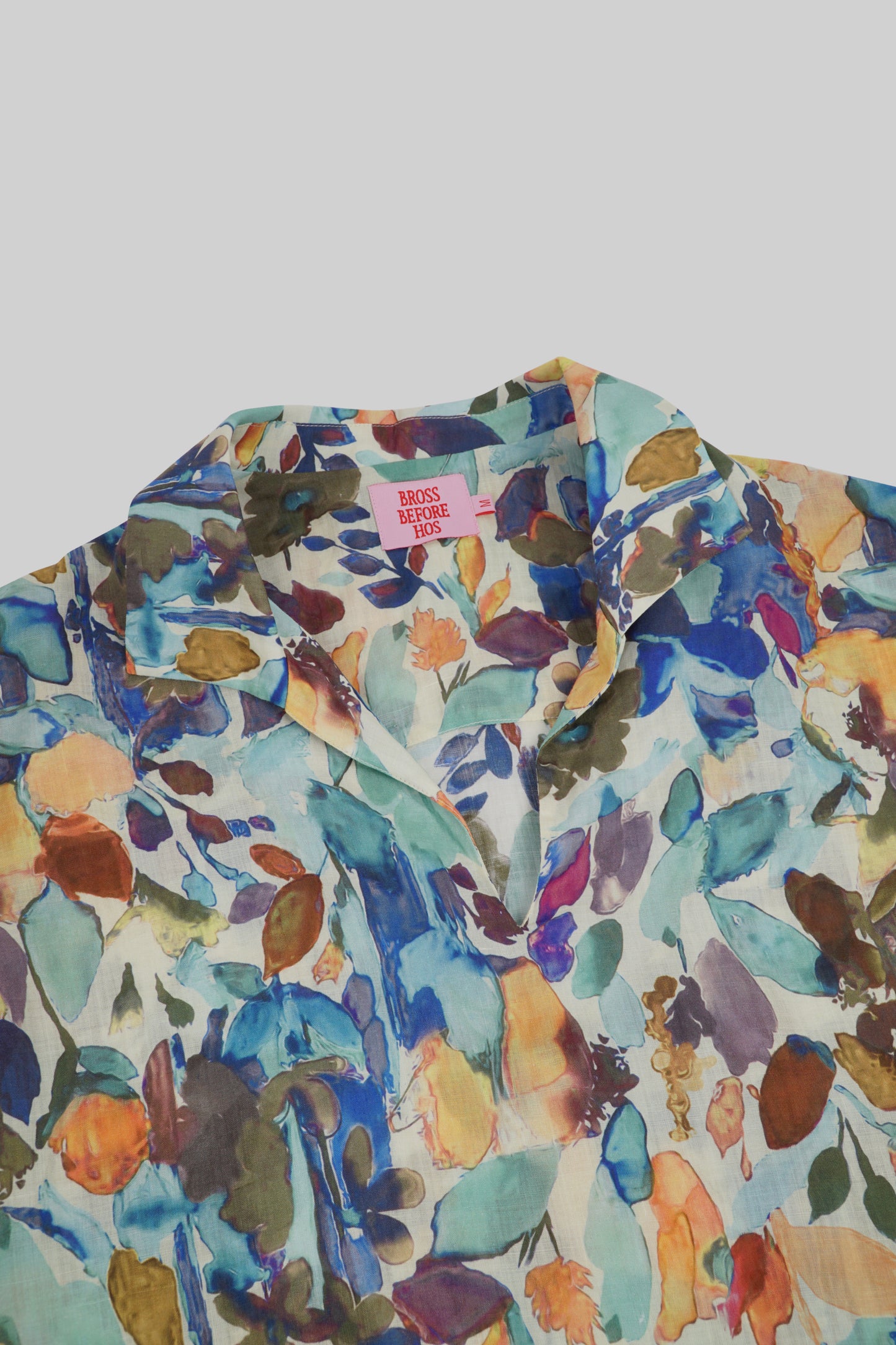 Light beige Ramie Blossom shirt with short sleeves from Bross Before Hos Boutique, featuring a relaxed fit and floral design.