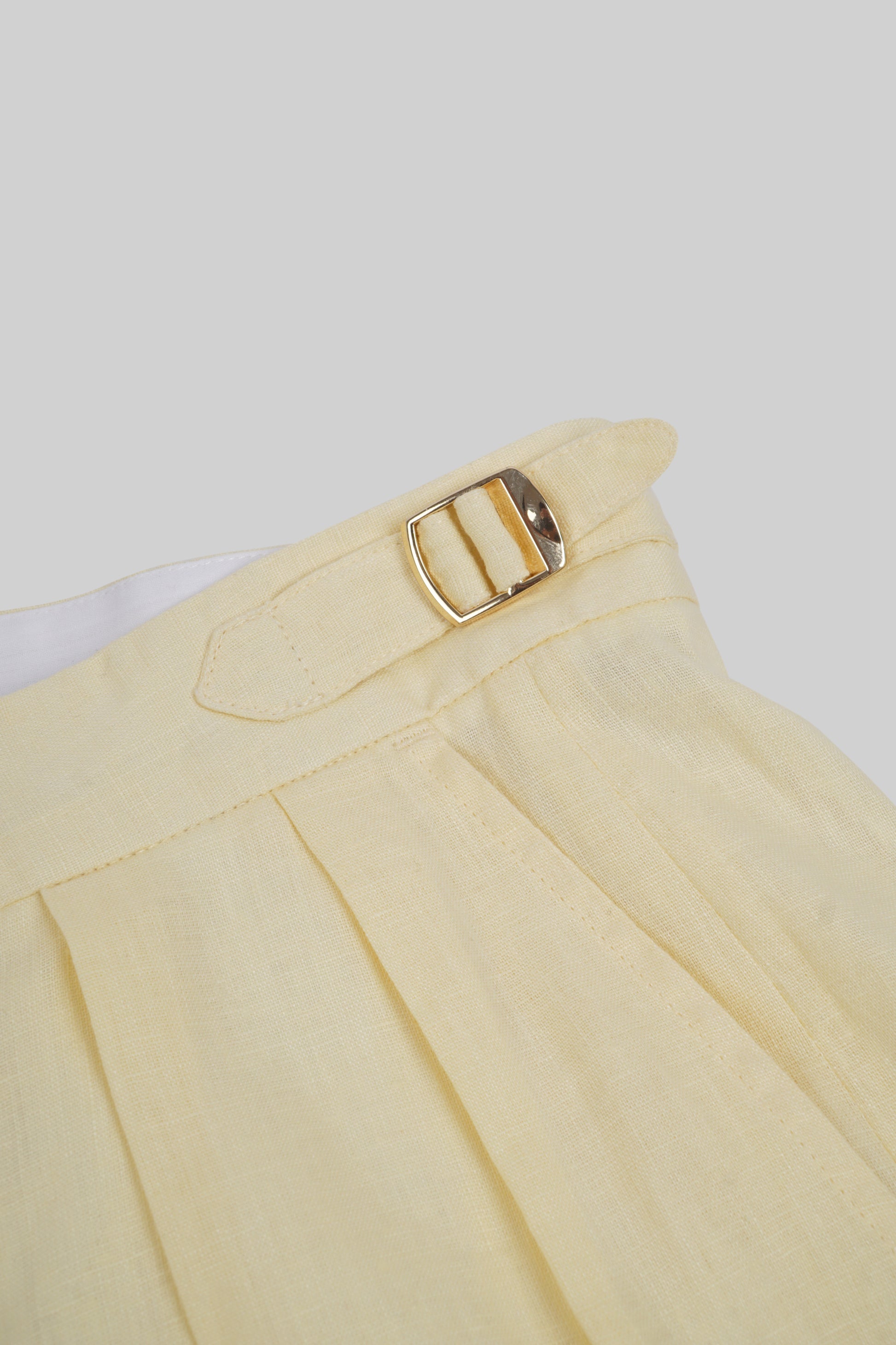 Light beige linen shorts from Bross Before HOS Boutique with a relaxed fit, displayed on a plain background.