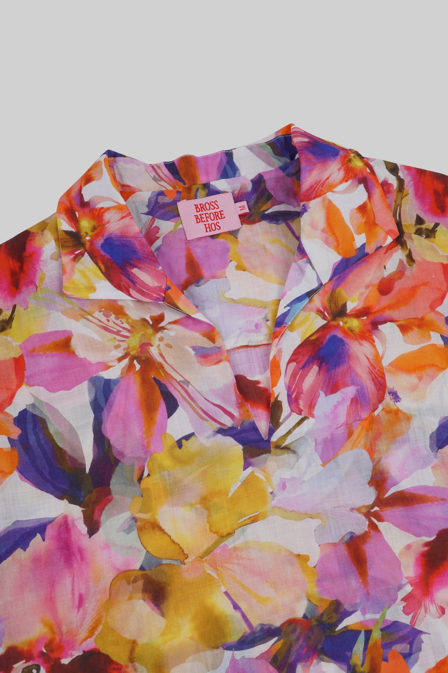 Light beige RAMIE BLOSSOM SHIRT with short sleeves from BROSS BEFORE HOS BOUTIQUE, displayed on a hanger.